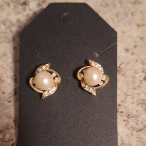 Elegant Gold and Pear Stylel Earrings